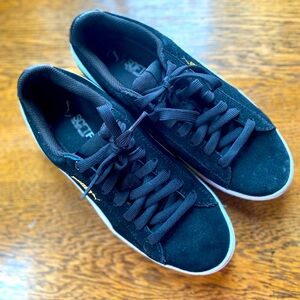 PUMA Sneaker (Black) Size 7.